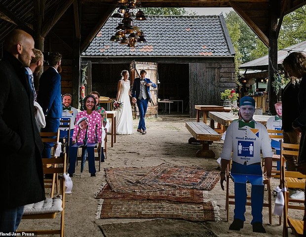 Na Holanda, noivos fizeram recortes de papelão de amigos e familiares sentados no meio dos convidados (Foto: Jill Streefland)