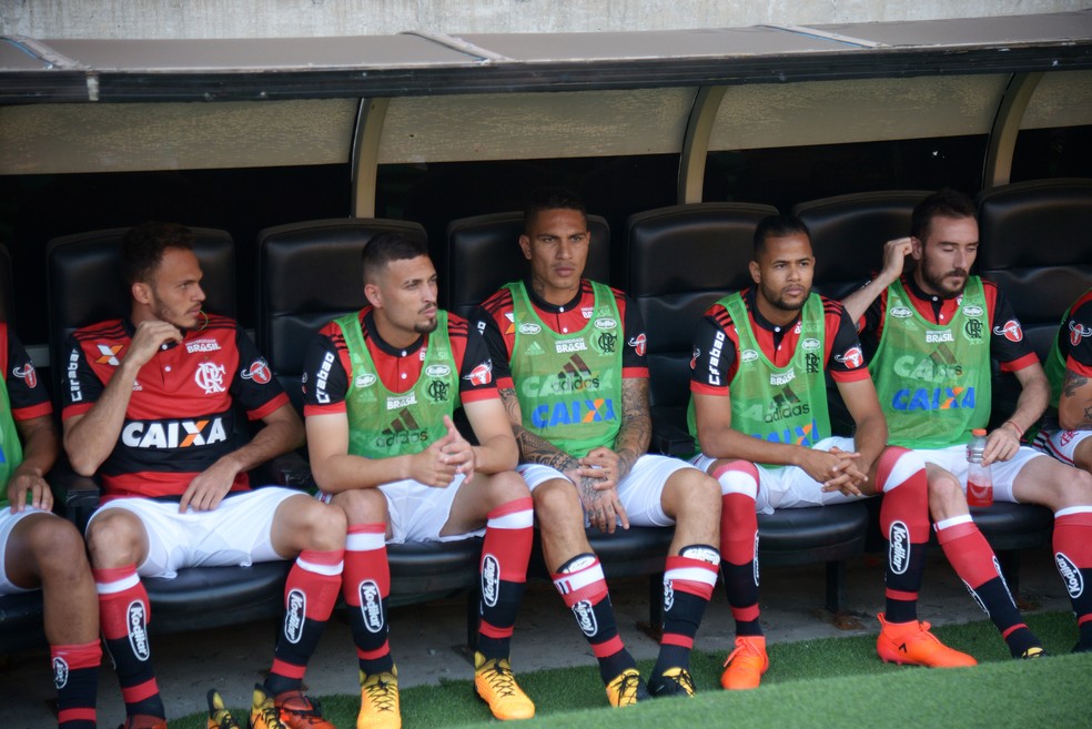 Guerrero começou Fla-Flu no banco de reservas (Foto: André Durão)
