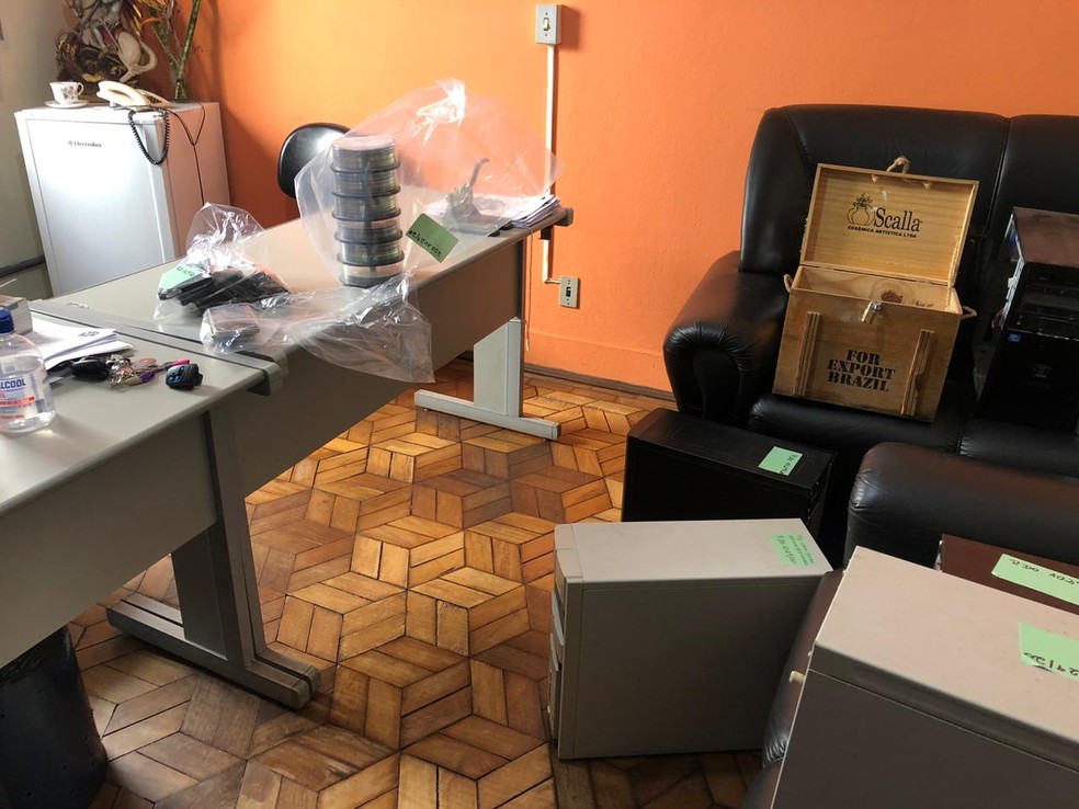 Polícia apreendeu pelo menos seis computadores, CDs, DVDs, celulares e outros objetos em Botucatu — Foto: Pedro Zacchi/TV TEM