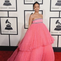 Rihanna no Grammy em 2015 de Giambattista Valli— Foto: Getty Images
