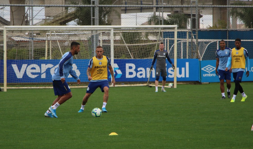 Michel e Everton em treino do GrÊmio — Foto: Eduardo Moura