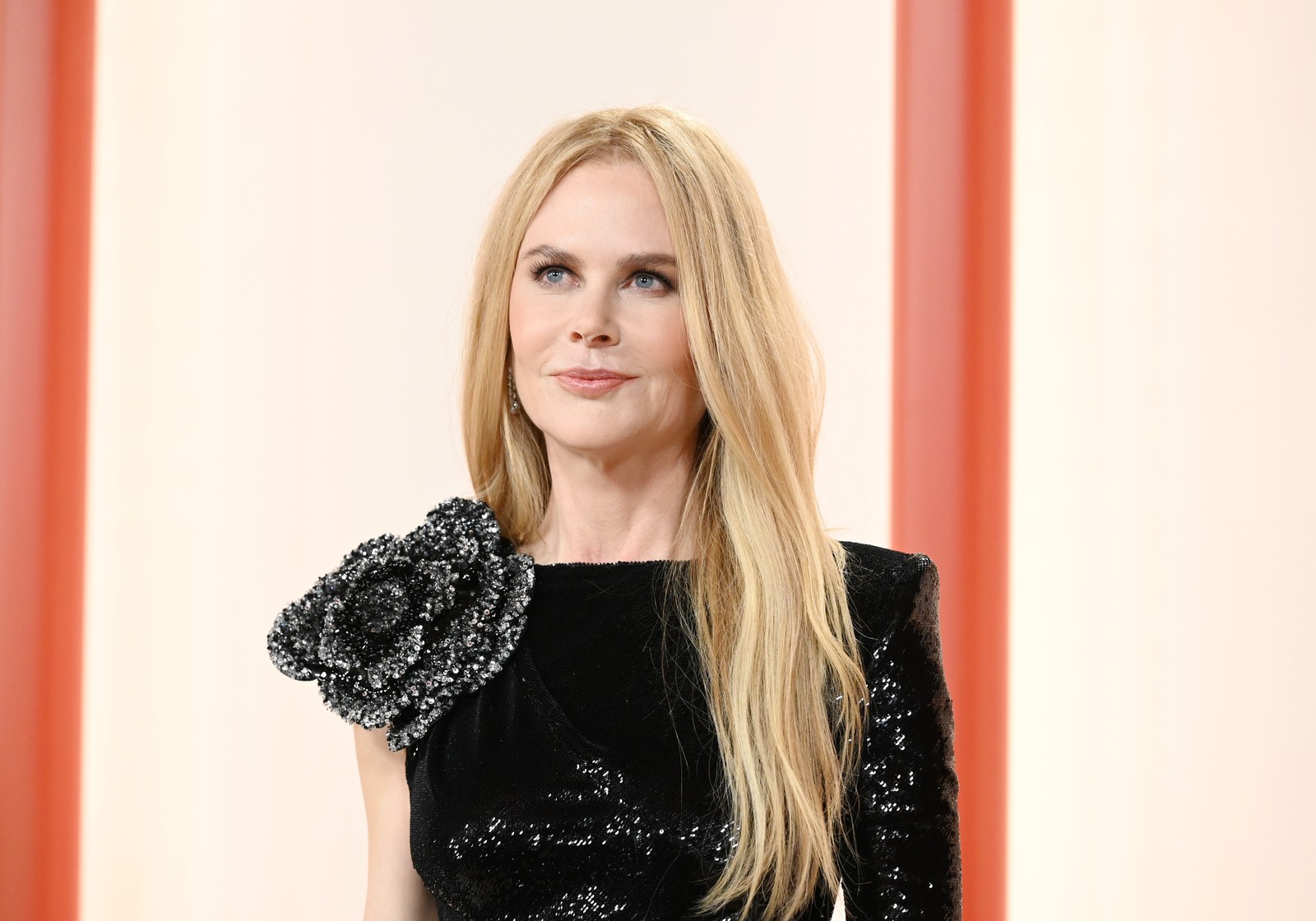 Mulheres 50+ brilham no Oscar 2023 com looks de beleza inspiradores