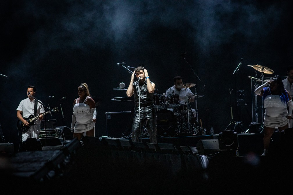 Jão durante show de abertura para o Maroon 5 em São Paulo — Foto: Fábio Tito/g1