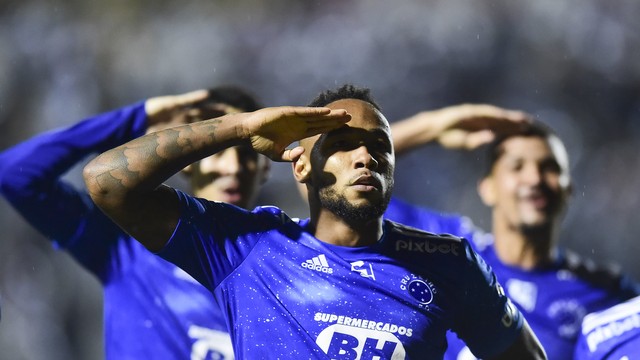Rafa Silva comemora gol em goleada do Cruzeiro sobre a Ponte Preta