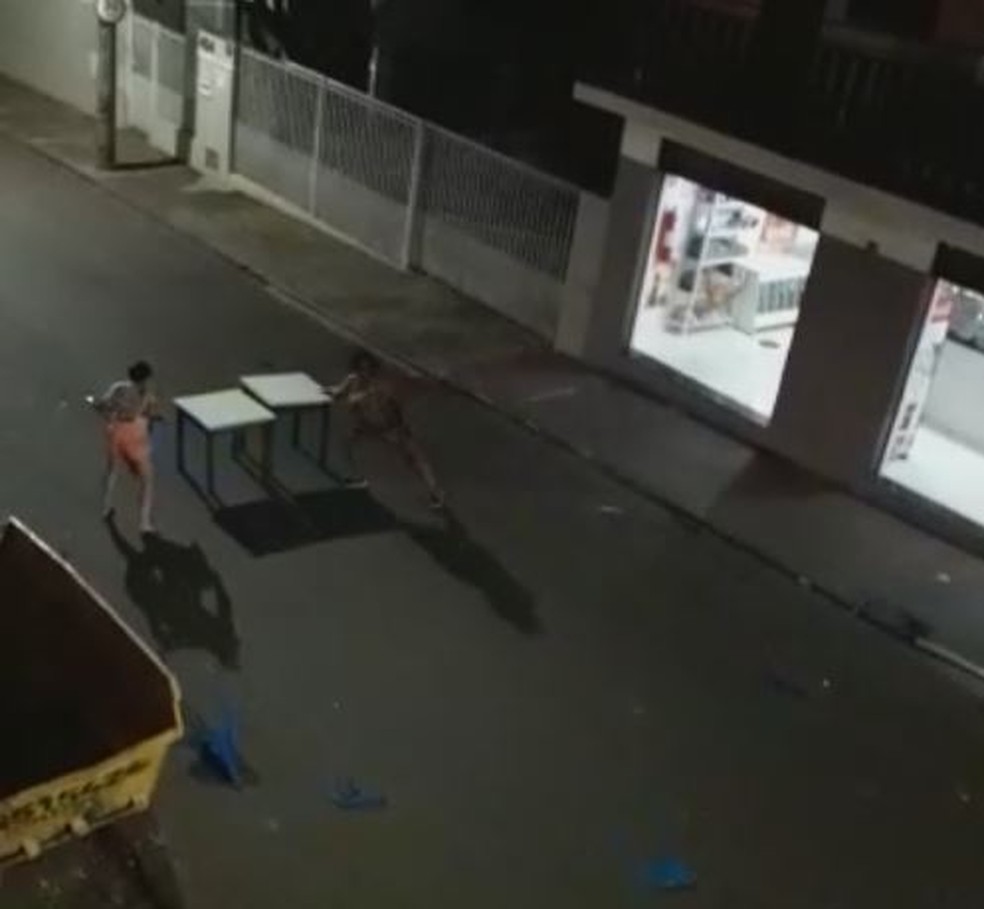 Mulheres quebram mesas e cadeiras de comércio após dono recusar venda de bebidas — Foto: Arquivo Pessoal