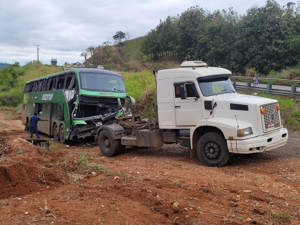 Ônibus sendo removido do local do acidente por caminhão — Foto: Rauã Araújo/Rede Amazônica