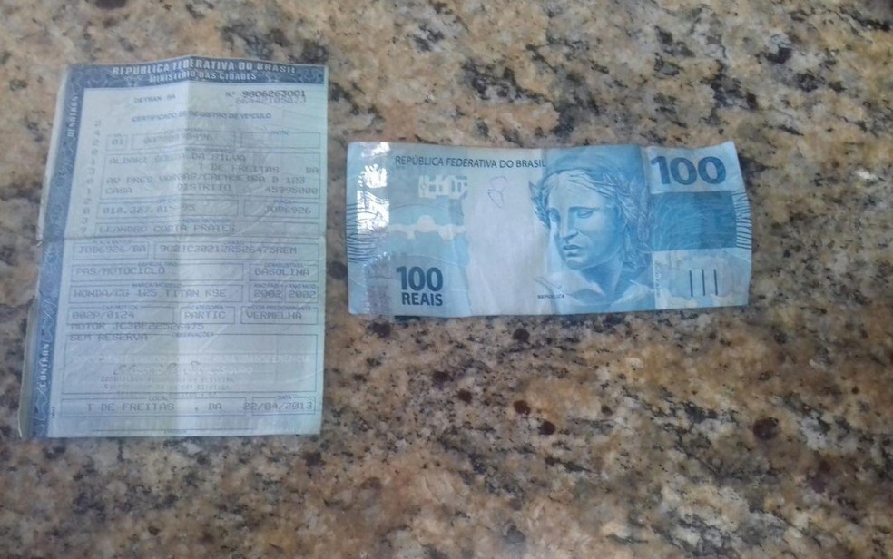 Homem que dirigia moto sem habilitaÃ§Ã£o tentou oferecer dinheiro para policial (Foto: DivulgaÃ§Ã£o/ PRF)