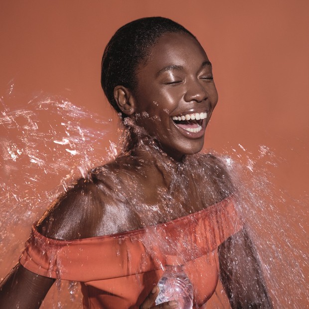 Água com gás é a nova mania de skincare (Foto: Danilo Borges/Arquivo Vogue)