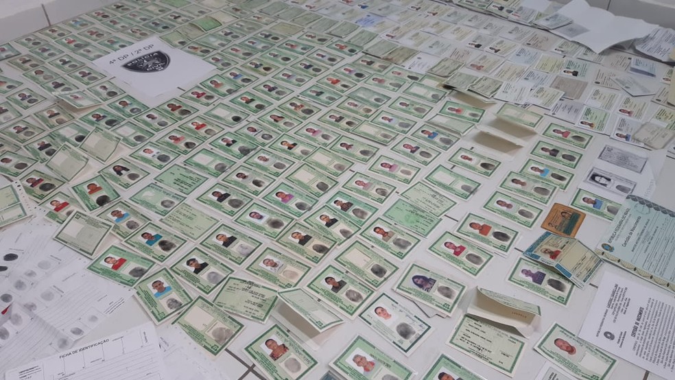 Carteiras de identidade falsificadas foram apreendidas na casa do suspeito &mdash; Foto: S&eacute;rgio Henrique Santos/Inter TV Cabugi