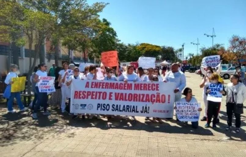 Piso da enfermagem: profissionais de São Carlos protestam contra suspensão da lei do piso salarial