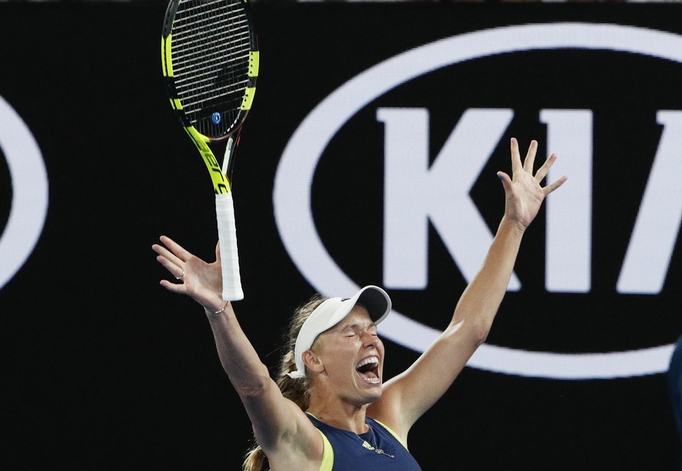 Caroline Wozniacki vibra após bola na rede de Halep (Foto: Reuters)