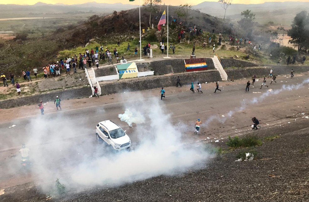 Bombas de gás lacrimogêneo são jogados em manifestantes na fronteira, em Pacaraima — Foto: Alan Chaves/G1 RR