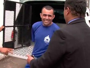 Vereador ri assim que sai de viatura para assinar posse na Bahia (Foto: Imagem/TV Santa Cruz)