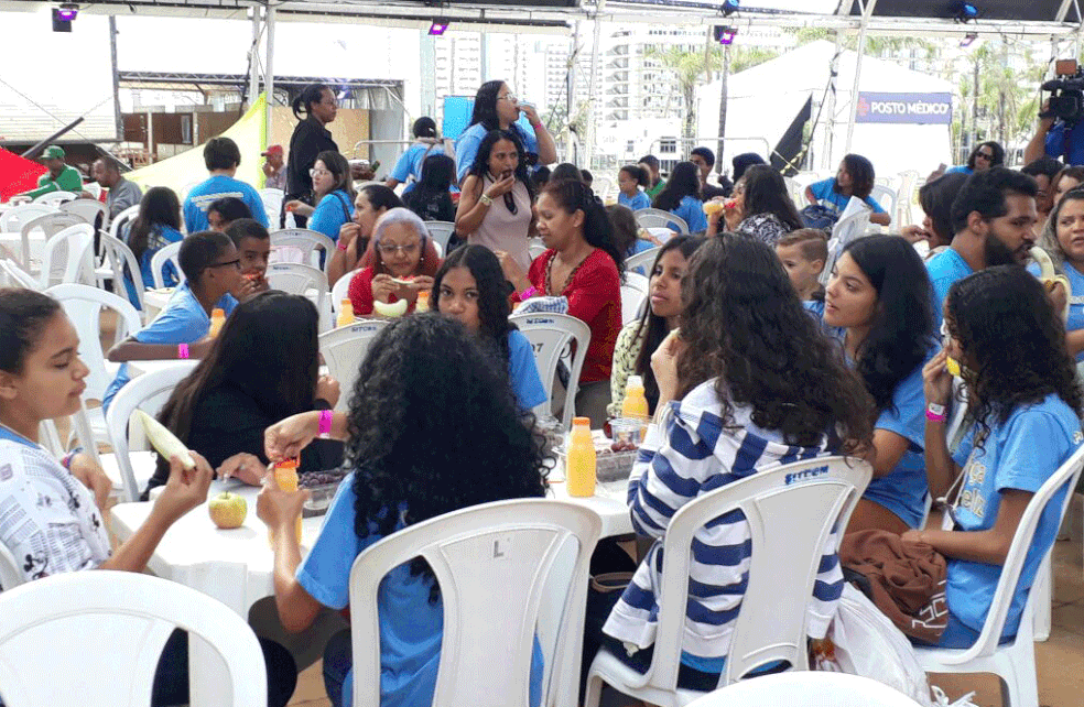 Cerca de 300 famílias foram convidadas para o 'Café da Manhã Solidário', na Torre de TV, em Brasília' (Foto: Ivan Carlos/Divulgação)