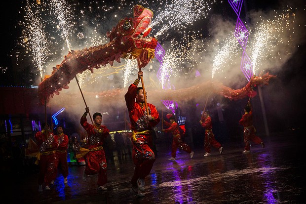 BEIJING, CHINA - FEBRUARY 19: Chinese artists perform a dragon dance at a local amusement park during celebrations for the Lunar New Year February 19, 2015 in Beijing, China.The Chinese Lunar New Year of the Sheep also known as the Spring Festival, which  (Foto: Getty Images)