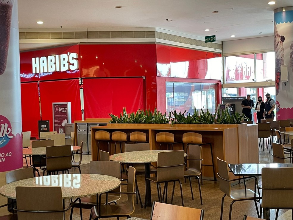 Crime aconteceu dentro de praça de alimentação — Foto: Vanessa Navarro