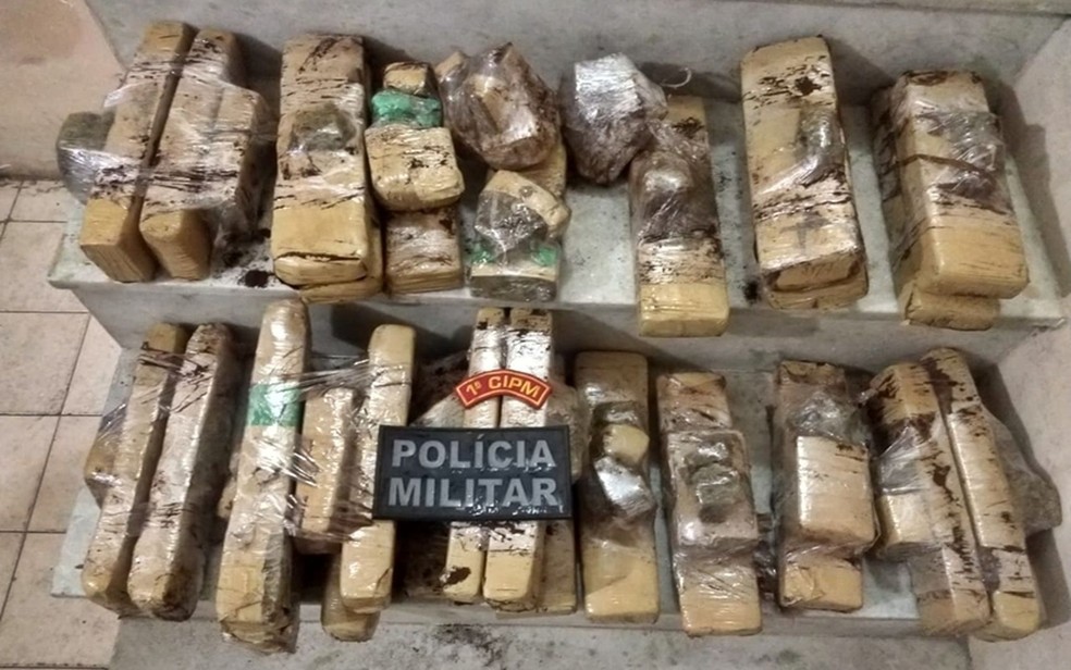 A droga estava na mala da suspeita, prensada e dividida em 26 tabletes — Foto: PM/Divulgação