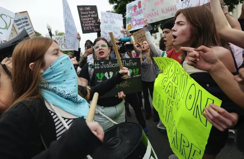 Ativistas antiaborto e feministas protestam em Washington (Foto: GETTY IMAGES via BBC)