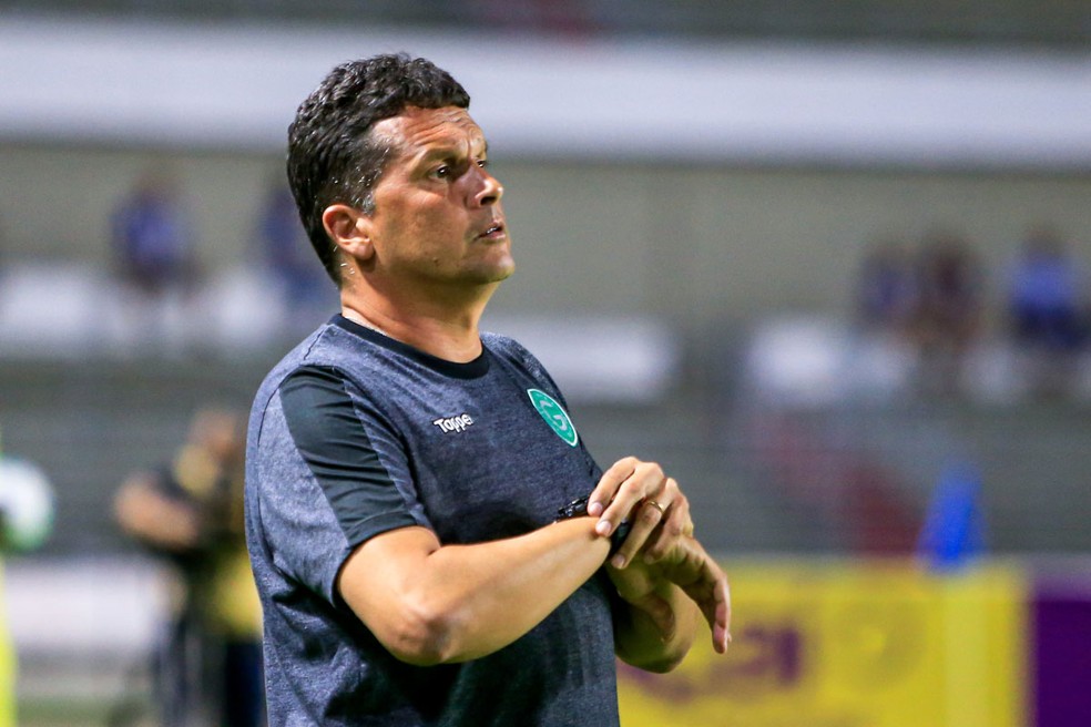 Claudinei Oliveira, técnico do Goiás, só ganhou um reforço durante a Copa América: o zagueiro Paulo Ricardo — Foto: Ailton Cruz/Gazeta de Alagoas
