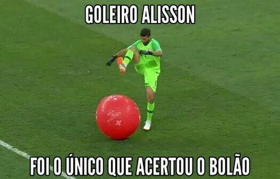 Goleiro Alisson estoura balão que entrou em campo contra a Suíça (Foto: Reprodução)