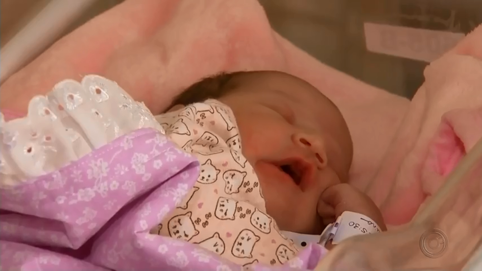 Stefani nasceu na calçada de casa pesando 3,5 kg e com 47 cm (Foto: Reprodução/TV TEM)