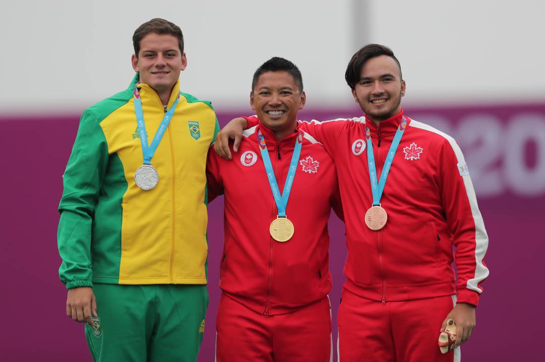 Marcus Vinicius D'almeida no pÃ³dio com sua medalha de prata ao lado dos canadenses Eric Peters, ouro, e Crispin Duenas, bronze, nos Jogos de Lima