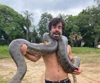 Erom Cordeiro com sucuri nas gravações de 'Pantanal' | Arquivo pessoal