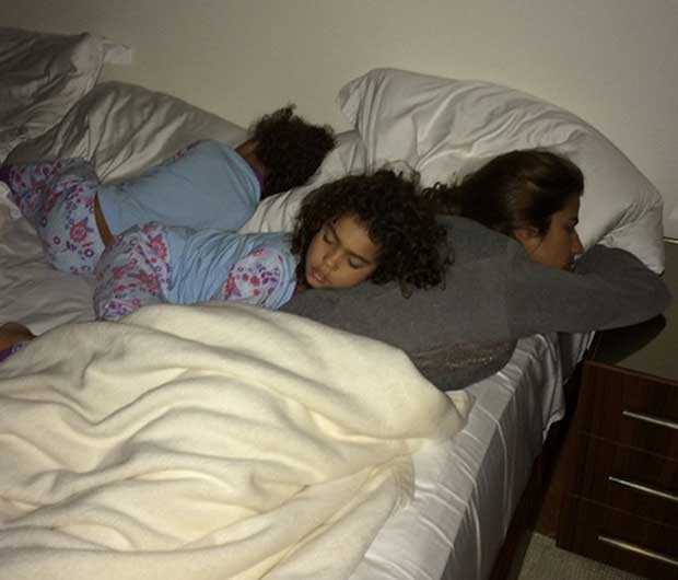 Maria Alice, Maria Sophia e Paula Morais diviram a cama nesta terça-feira (30) (Foto: Reprodução/Instagram)