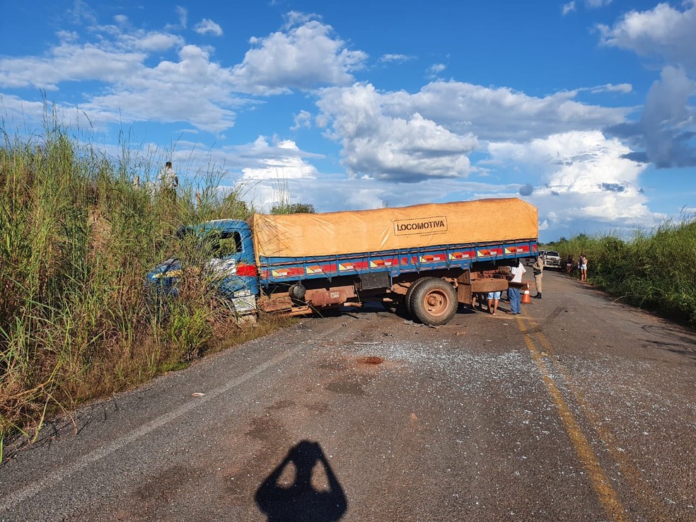 Caminhonete e caminhão bateram de frente em Juarina — Foto: Divulgação/Corpo de Bombeiros