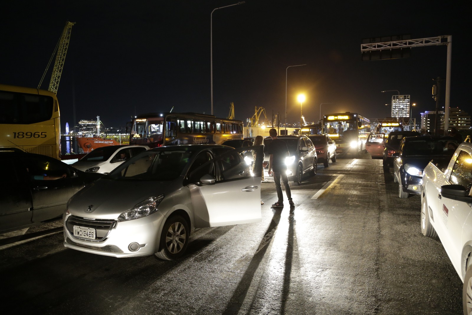 O trânsito foi interrompido na Ponte Rio-Niterói, nos dois sentidos, após o navio bater em um pilar — Foto: Domingos Peixoto/14-11-2022