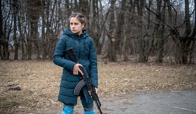A ucraniana Vika aprende a manejar uma arma em um centro de treinamento em Lviv, cidade do oeste da Ucrânia (Foto: Getty Images)