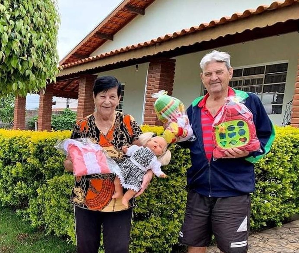 Casal de idosos restaura brinquedos em Cabreúva — Foto: Prefeitura de Cabreúva/Divulgação