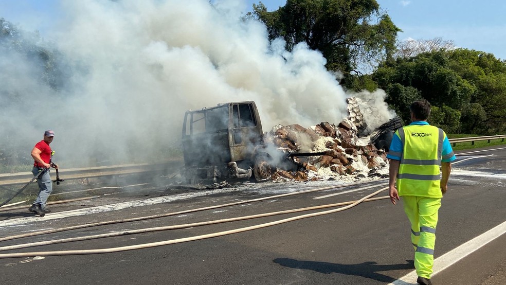 Caminhão carregado com toneladas de amido de milho pega fogo e rodovia é totalmente interditada em Bauru — Foto: Gabriela Milanezi/TV TEM