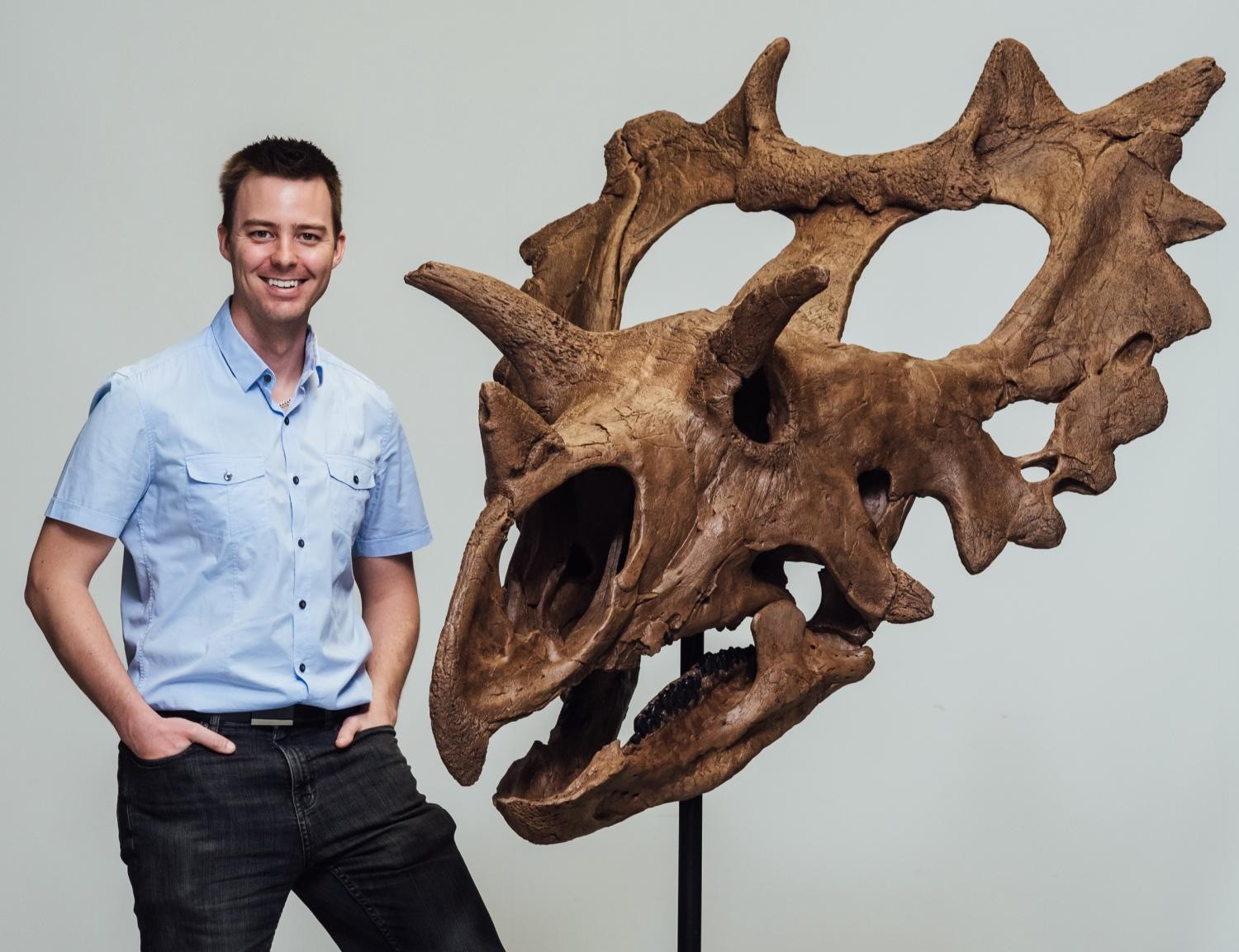 Paleontólogo Jordan Mallon com a reconstrução do crânio de Judith (Foto: Associated Press)