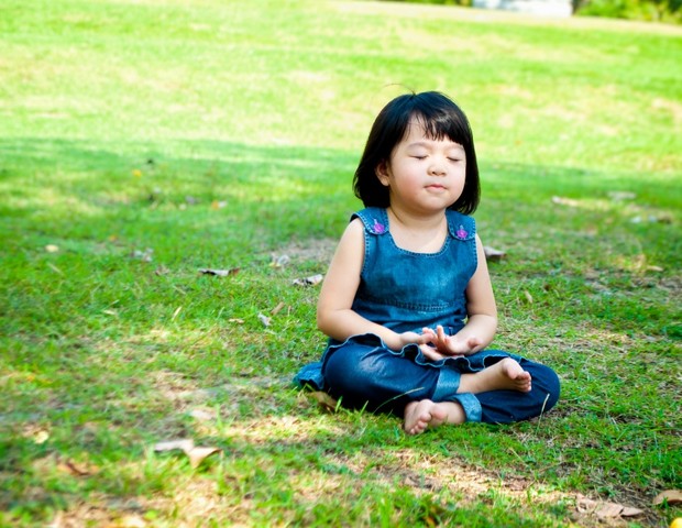 meditar relaxar meditação ioga natureza criança relaxamento  (Foto: thinkstock)