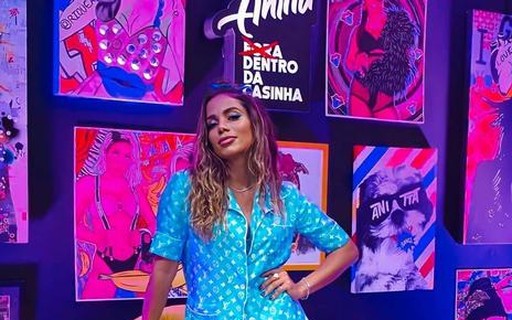 Anitta aparece com pijama da Louis Vuitton de quase R$ 15 mil - GQ