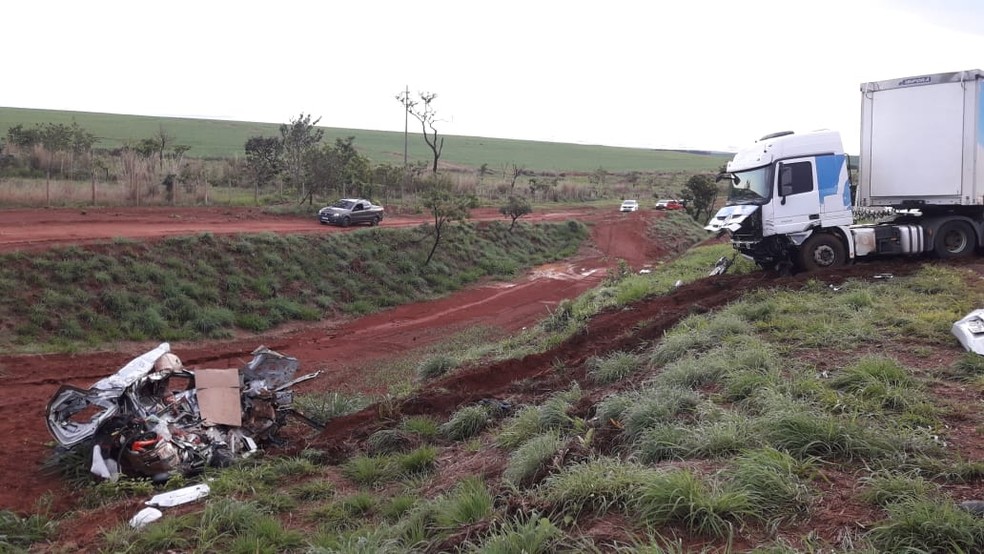 Veculo ficou destrudo aps batida de frente com caminho na BR-365 entre Ituiutaba e Uberlndia  Foto: Corpo de Bombeiros/Divulgao