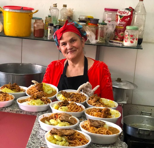 Marilda Miguel, fundadora do Dogão Uai Tche, tem vendido 60 marmitas por dia após viralização no Twitter (Foto: Divulgação/Dogão Uai Tche)