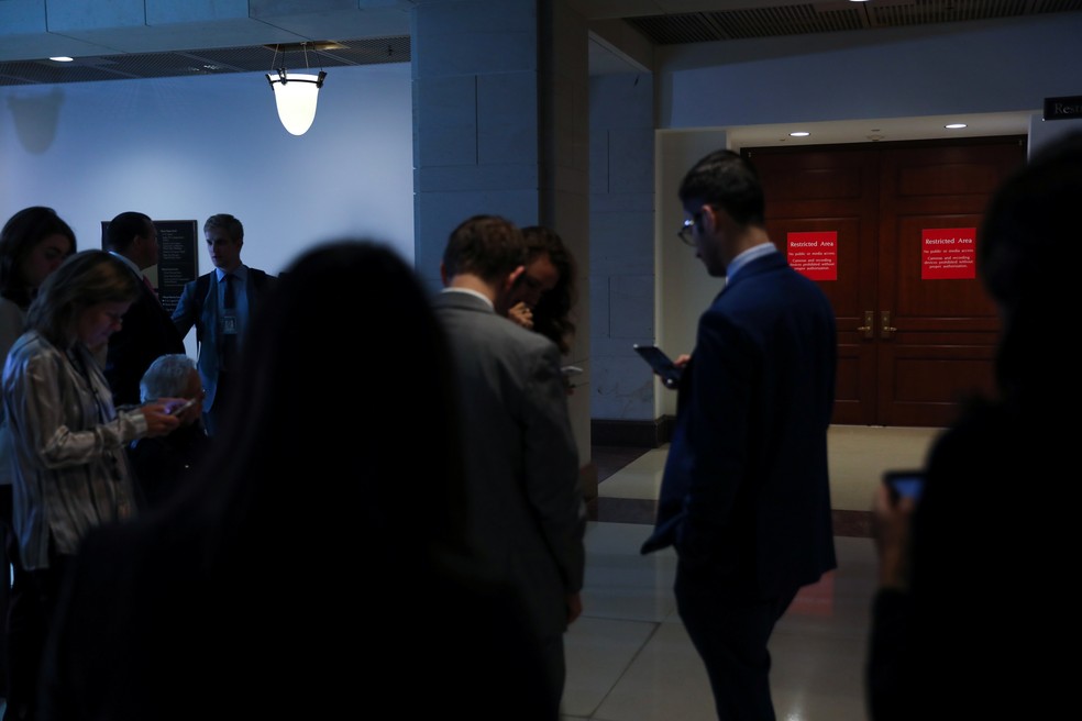 Jornalistas aguardam fim da sessão de comissão parlamentar com inspetor general  Michael Atkinson, que foi fechada, em 19 de setembro de 2019 — Foto: Jonathan Ernst/Reuters