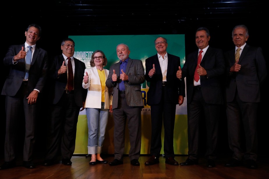 Lula anuncia Fernando Haddad, Rui Costa, Flávio Dino, José Múcio Monteiro e Mauro Vieira como ministros