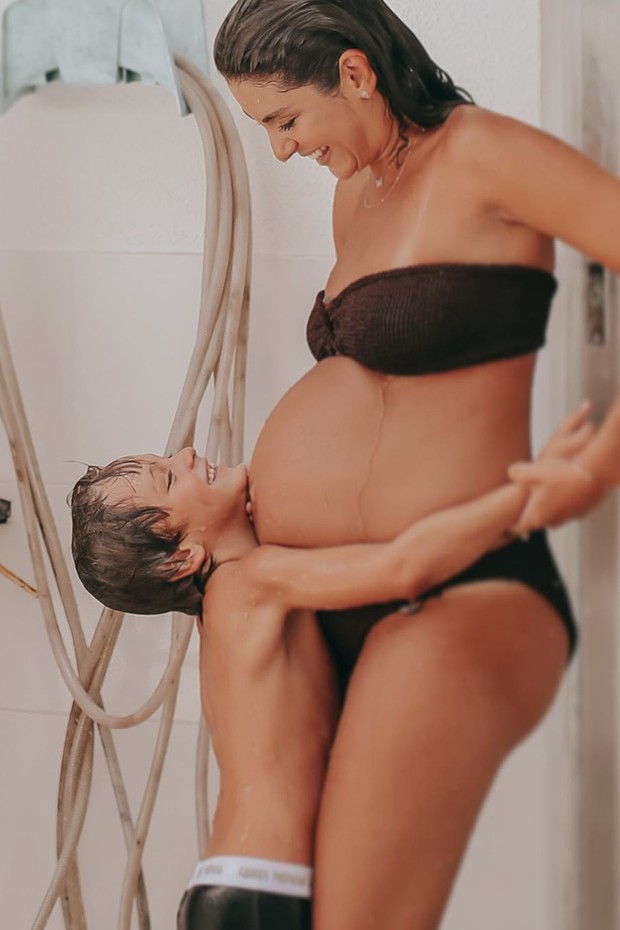 Mariana Simas mostra o barrigão de grávida durante o banho com o filho (Foto: Reprodução/INstagram)