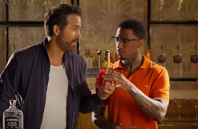 Ryan Reynolds e Nick Cannon em comercial de gin para o Dia dos Pais nos EUA (Foto: reprodução )