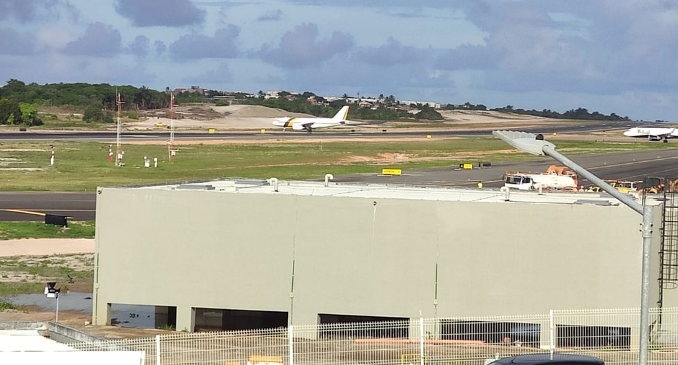 Avião com o presidente Jair Bolsonaro pousou em Salvador, na tarde desta sexta-feira (27) — Foto: Vanderson Nascimento/TV Bahia