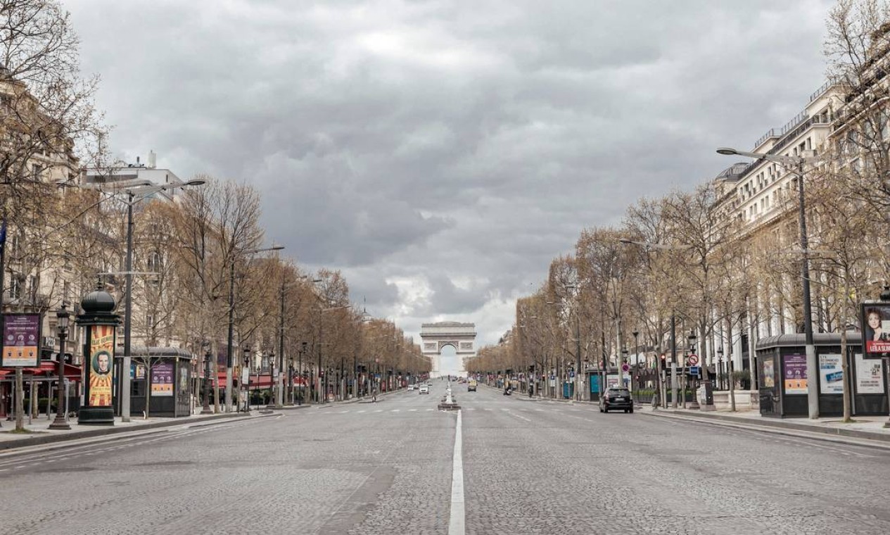 A avenida Champs-Élysées vazia em Paris, em abril de 2020, em resposta ao surto de coronavírus — Foto: ANDREA MANTOVANI / The New York Times