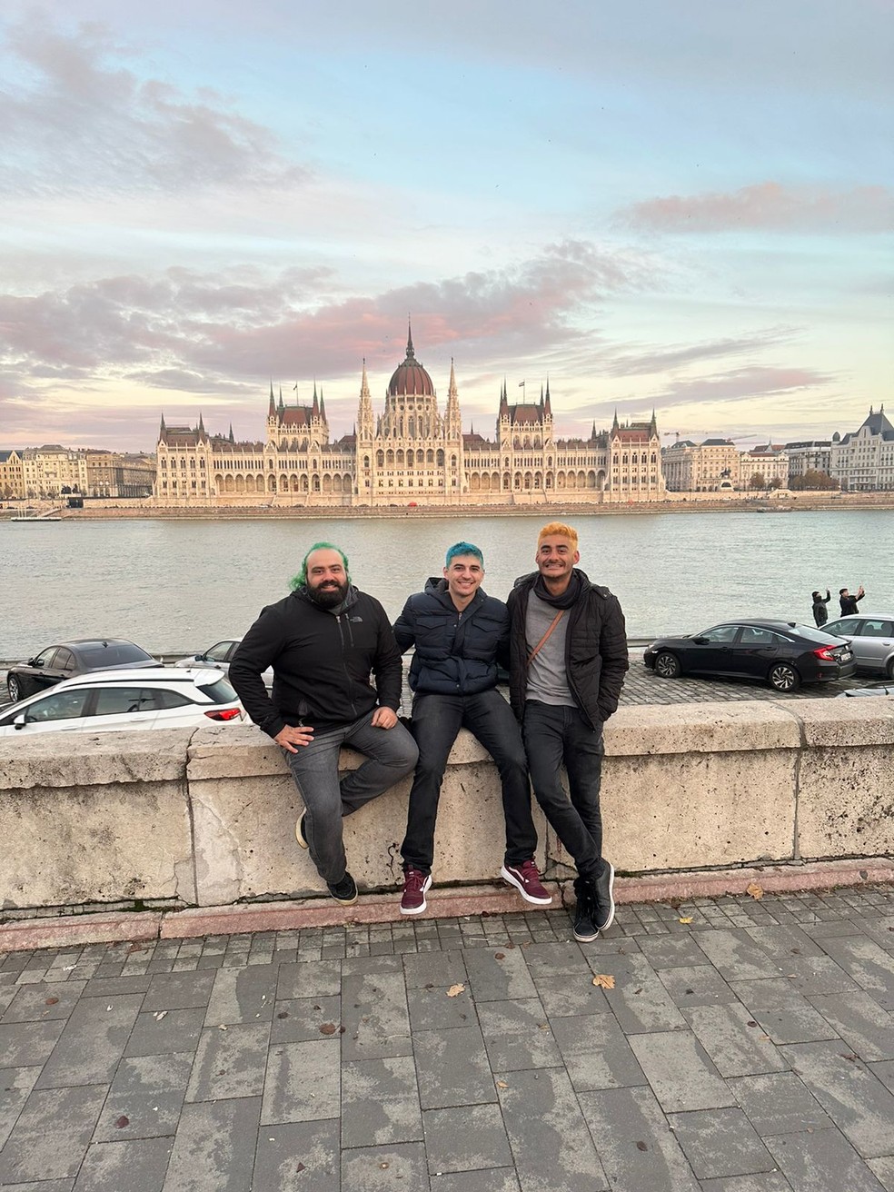 Brasileiros pintam cabelo após promessa pra assistir a Copa no Catar - foto tirada em Budapeste — Foto: Arquivo pessoal