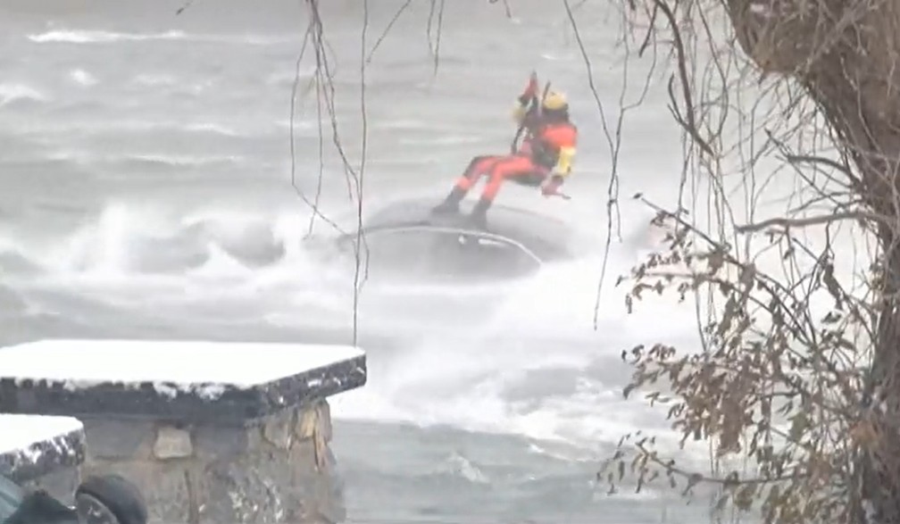 Bombeiros tentavam se aproximar do veículo nas cataratas do Niágara com a ajuda de um helicóptero — Foto: NBC