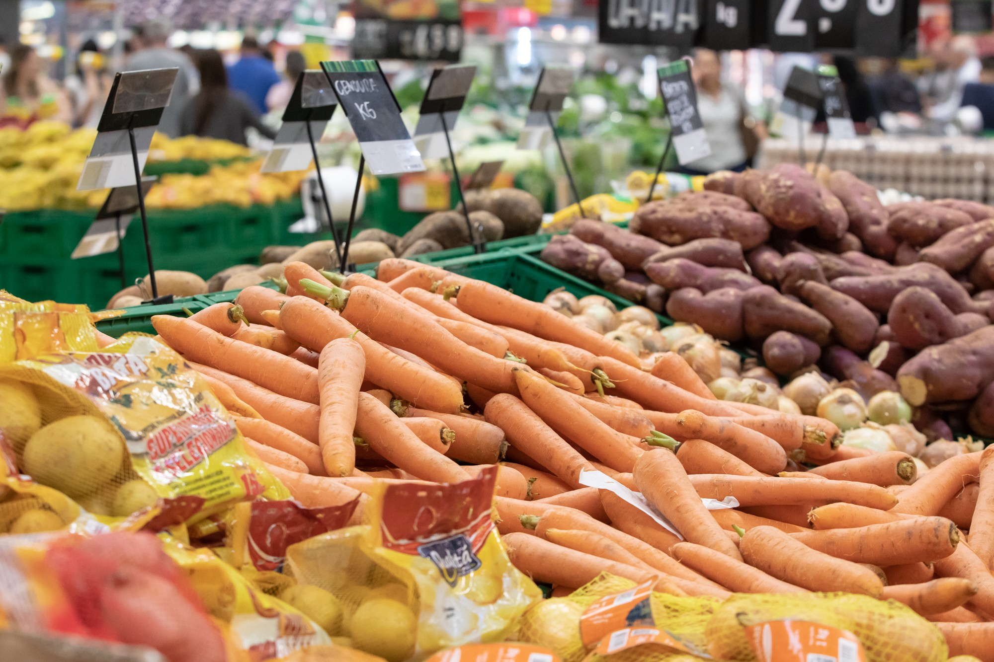 Preço de alimentos e bebidas cai pelo 5º mês seguido, mas ainda está acima do que era há 1 ano