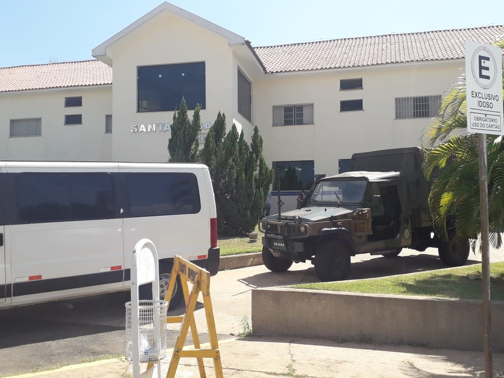 Com a participação de militares do Exército Brasileiro, operação higieniza pontos de grande circulação de pessoas em Dracena — Foto: Mariane Santos/TV Fronteira