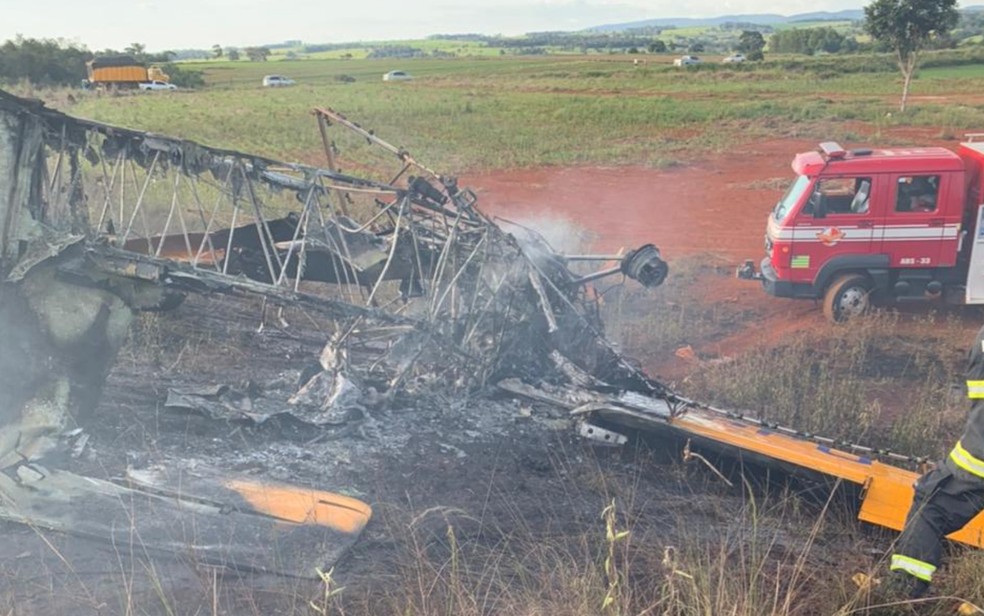 Avião pega fogo após cair em Itaberaí, Goiás — Foto: Divulgação/Corpo de Bombeiros