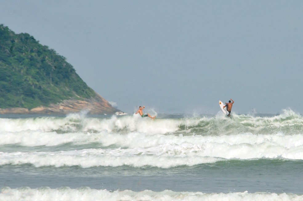 Pr&aacute;tica de esportes individuais no mar, como surfe, teve hor&aacute;rio de permiss&atilde;o ampliado em Praia Grande. &mdash; Foto: Divulga&ccedil;&atilde;o/Prefeitura de Praia Grande